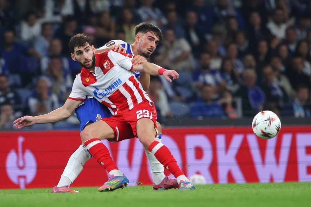 Porto's Martim Fernandes fights for the ball with Red Star's Nair Tiknizyan, left, during the Europa League opening phase soccer match between FC Porto and Red Star Belgrade at the Dragao stadium in Porto, Portugal, Thursday, Oct. 2, 2025. (AP Photo/Luis Vieira)
