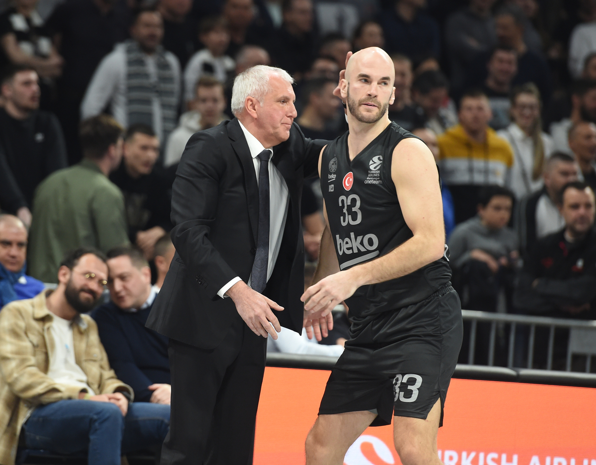 ZELJKO OBRADOVIC, trener kosarkasa Partizana, na utakmici Evrolige protiv Fenerbahcea, i NICK CALATHES i Nik Kalates u Beogradskoj Stark areni. Beograd, 23.02.2023. foto: Nebojsa Parausic Kosarka, Euroleague, Partizan, Fenerbahce