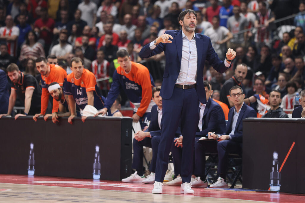 ALEX MUMBRU Aleks Mumbru trener kosarkasa Valensije na utakmici Evrolige protiv Crvene zvezde u hali Stark Beogradska arena, Beograd 30.01.2024. godine Foto: Marko Metlas Kosarka, Crvena zvezda, Evroliga, Valensija