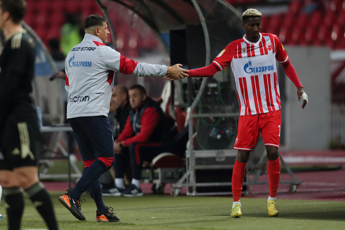 PETER OLAYINKA Peter Olajinka i VLADAN MILOJEVIC trener fudbalera Crvene zvezde na utakmici Superlige Prvenstva Srbije protiv Cukarickog na stadionu Rajka Mitica, Beograd, 24.02.2024. godine Foto: Marko Metlas Fudbal, Crvena zvezda, Superliga Prvenstvo Srbije, Cukaricki