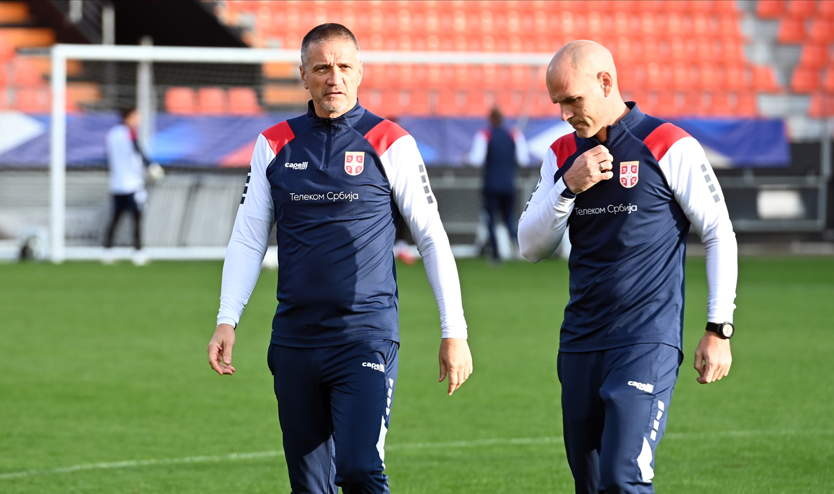 Mladi fudbaleri Srbije U21 na treningu na stadionu Mustoar. ZORAN MIRKOVIC BATA trener selektor, STRAHINJA PANDUROVIC. Lorien, 07.09.2025. foto: Nebojsa Parausic Fudbal, Srbija U21