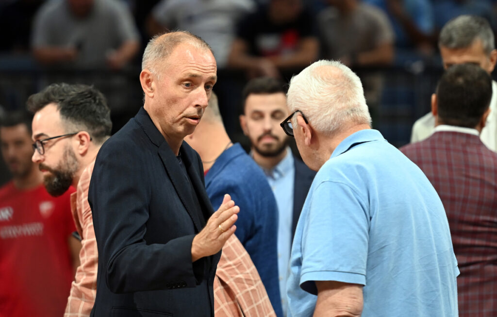 MILAN TOMIC i VLADISLAV LUCIC, bivsi treneri kosarkasa Crvene zvezde, na utakmici VTB Lige Superkupa, protiv CSKA, u Beogradskoj Areni. Beograd, 24.09.2025. foto: Nebojsa Parausic Kosarka, VTB Super kup, Crvena zvezda, CSKA