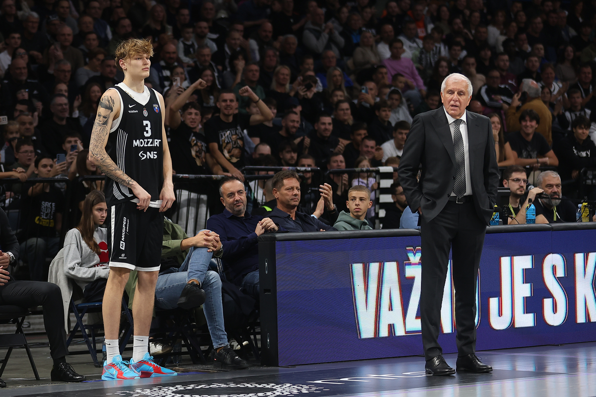 ZELJKO OBRADOVIC trener i MIIKKA MUURINEN Mika Murinen kosarkas Partizana na utakmici ABA lige protiv Krke u hali Beogradska Arena, Beograd 06.10.2025. godine Foto: Ivica Veselinov / MN PRESS KOSARKA, BASKETBALL, ABA LIGA, ABA LEAGUE, JADRANSKA LIGA, ADRIATIC LEAGUE, KK PARTIZAN, KRKA NOVO MESTO