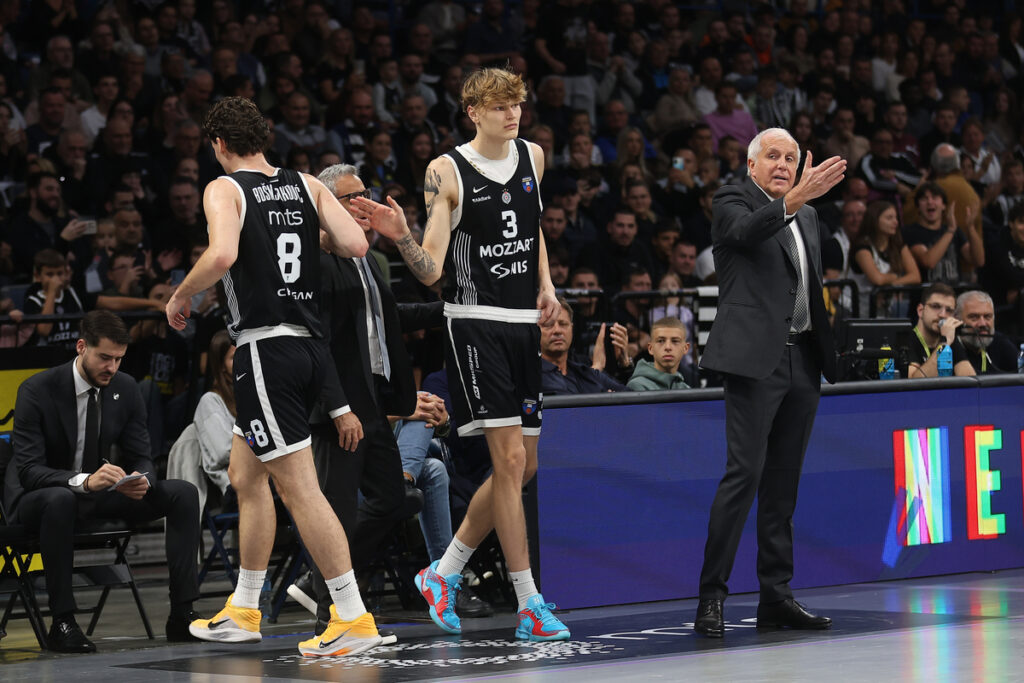 ZELJKO OBRADOVIC trener i MIIKKA MUURINEN Mika Murinen kosarkas Partizana na utakmici ABA lige protiv Krke u hali Beogradska Arena, Beograd 06.10.2025. godine Foto: Ivica Veselinov / MN PRESS KOSARKA, BASKETBALL, ABA LIGA, ABA LEAGUE, JADRANSKA LIGA, ADRIATIC LEAGUE, KK PARTIZAN, KRKA NOVO MESTO