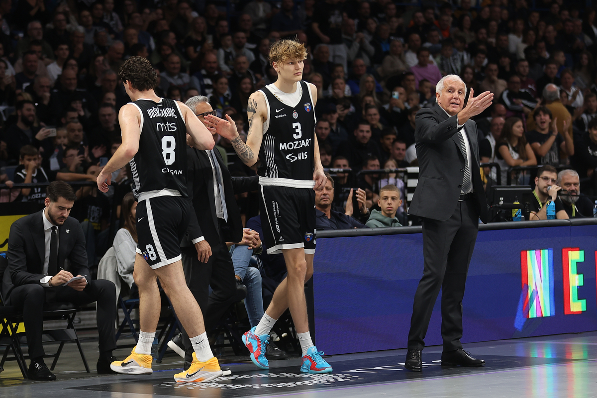 ZELJKO OBRADOVIC trener i MIIKKA MUURINEN Mika Murinen kosarkas Partizana na utakmici ABA lige protiv Krke u hali Beogradska Arena, Beograd 06.10.2025. godine Foto: Ivica Veselinov / MN PRESS KOSARKA, BASKETBALL, ABA LIGA, ABA LEAGUE, JADRANSKA LIGA, ADRIATIC LEAGUE, KK PARTIZAN, KRKA NOVO MESTO