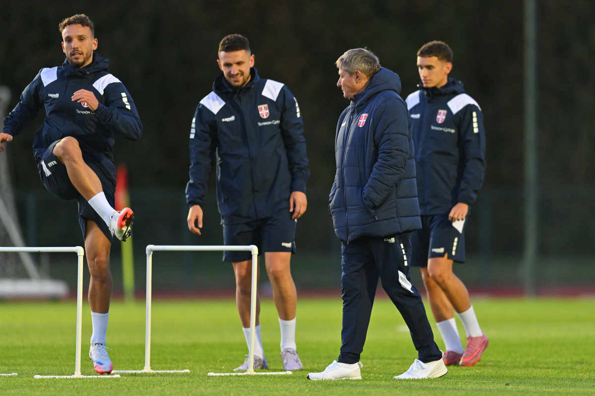 STRAHINJA ERAKOVIC, MILOS VELJKOVIC, DRAGAN STOJKOVIC PIKSI selektor i trener, STEFAN MITROVIC fudbaleri reprezentacije Srbije trening u sportskom centru FSS, Stara Pazova 06.10.2025. godine Foto: Marko Metlas Fudbal, Srbija, Trening