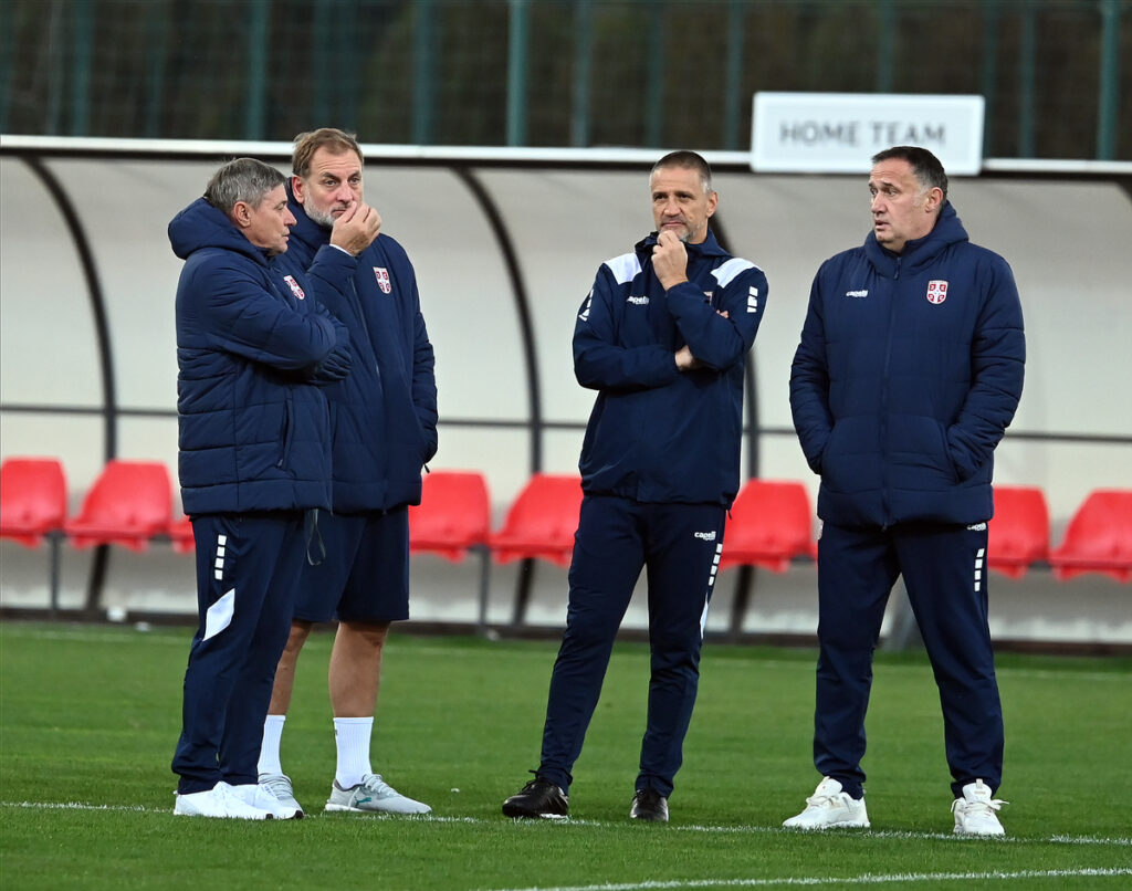 Mladi fudbaleri Srbije U21, na treningu u SC FSS. DRAGAN STOJKOVIC PIKSI, BRATISLAV ZIVKOVIC, ZORAN MIRKOVIC BATA selektor trener, GORAN DJOROVIC Stara Pazova, 07.10.2025. foto: Nebojsa Parausic Fudbal, Srbija U21