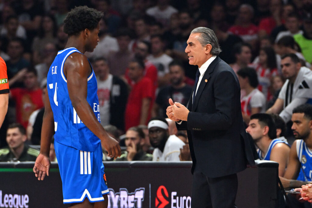 ANDRES FELIZ i SERGIO SCARIOLO Serdjo Skariolo trener kosarkasa Reala Madrid na utakmici Evrolige protiv Crvene zvezde u hali Beogradska arena, Beograd 17.10.2025. godine Foto: Marko Metlas Kosarka, Crvena zvezda, Evroliga, Real Madrid