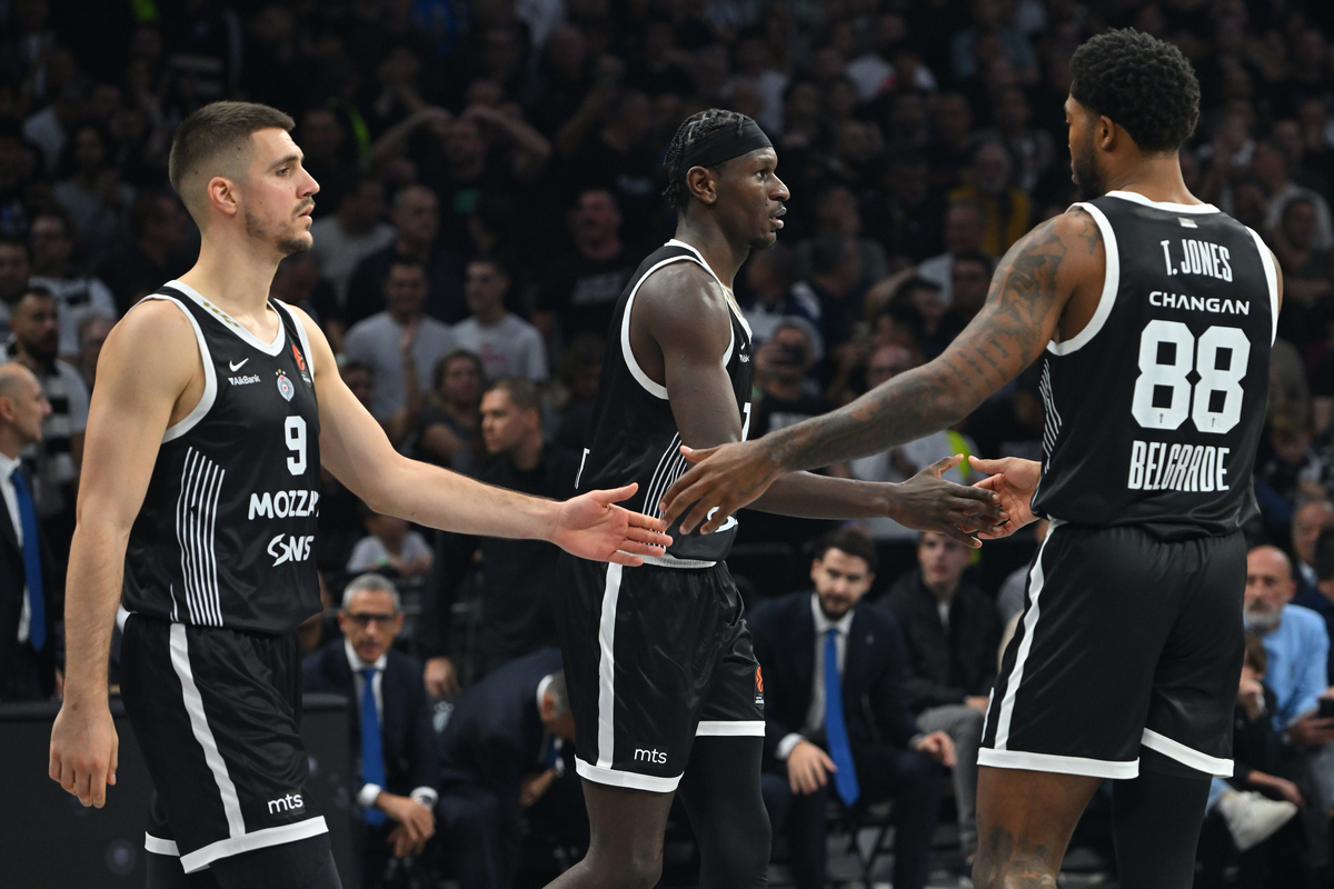 VANJA MARINKOVIC , ISAAC BONGA Ajzak Bonga, TYRIQUE JONES Tajrik Dzons kosarkasi Partizana na utakmici Evrolige protiv Pariza u hali Beogradska arena, Beograd 24.10.2025. godine Foto: Marko Metlas Kosarka, Partizan, Evroliga, Pariz