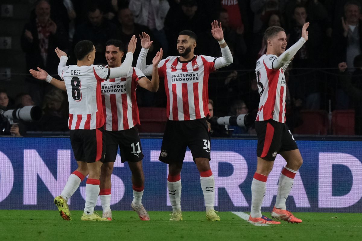 PSV's Ismael Saibari second right, celebrates with a teammates after scoring his sides fifth goal during the Champions League opening phase soccer match between PSV and Napoli in Eindhoven, Netherlands,Tuesday, Oct. 21, 2025. (AP Photo/Patrick Post)