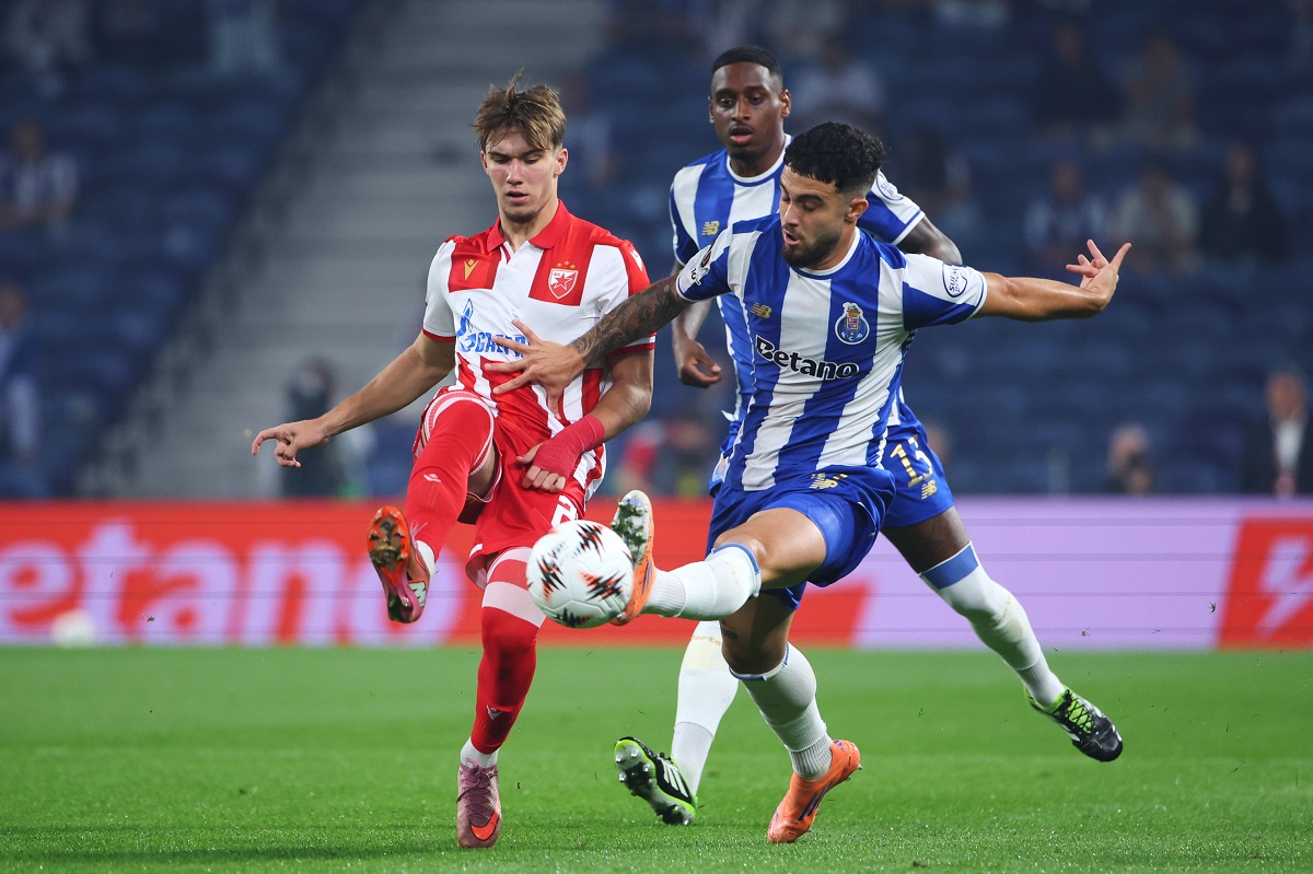 Red Star's Vasilije Kostov, left, vies for the ball with Porto's Angel Alarcon during the Europa League opening phase soccer match between FC Porto and Red Star Belgrade at the Dragao stadium in Porto, Portugal, Thursday, Oct. 2, 2025. (AP Photo/Luis Vieira)