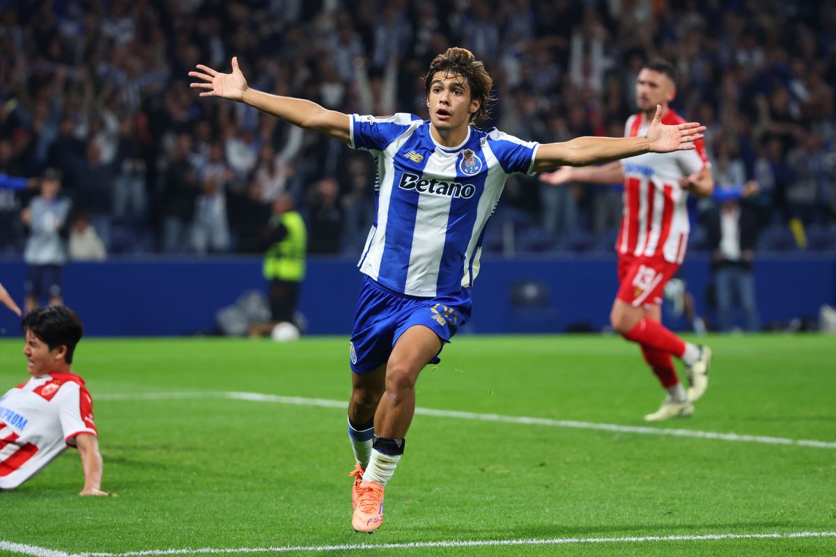 Porto's Rodrigo Mora celebrates after scoring his side's second goal during the Europa League opening phase soccer match between FC Porto and Red Star Belgrade at the Dragao stadium in Porto, Portugal, Thursday, Oct. 2, 2025. (AP Photo/Luis Vieira)