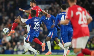 Chelsea's Moises Caicedo vies for the ball with Benfica's Vangelis Pavlidis, left, during a Champions League opening phase soccer match between Chelsea and SL Benfica at Stamford Bridge stadium in London, Tuesday, Sept. 30, 2025. (AP Photo/Kin Cheung)