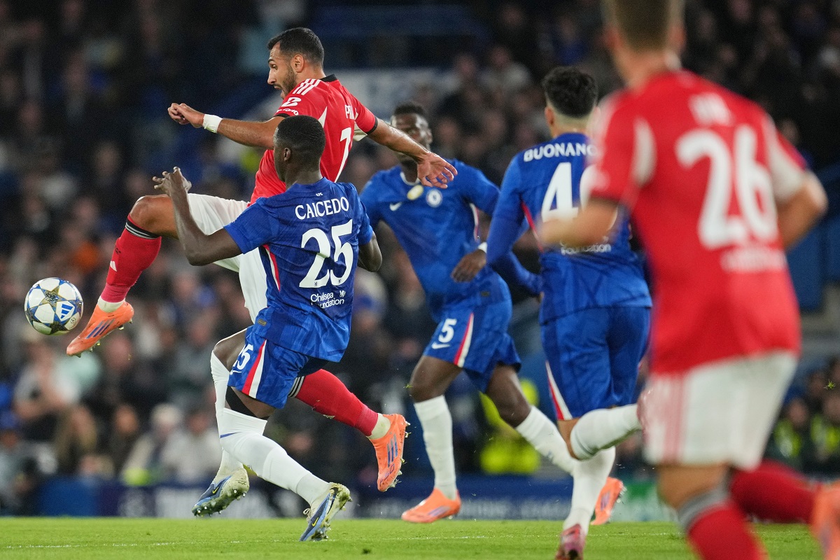 Chelsea's Moises Caicedo vies for the ball with Benfica's Vangelis Pavlidis, left, during a Champions League opening phase soccer match between Chelsea and SL Benfica at Stamford Bridge stadium in London, Tuesday, Sept. 30, 2025. (AP Photo/Kin Cheung)