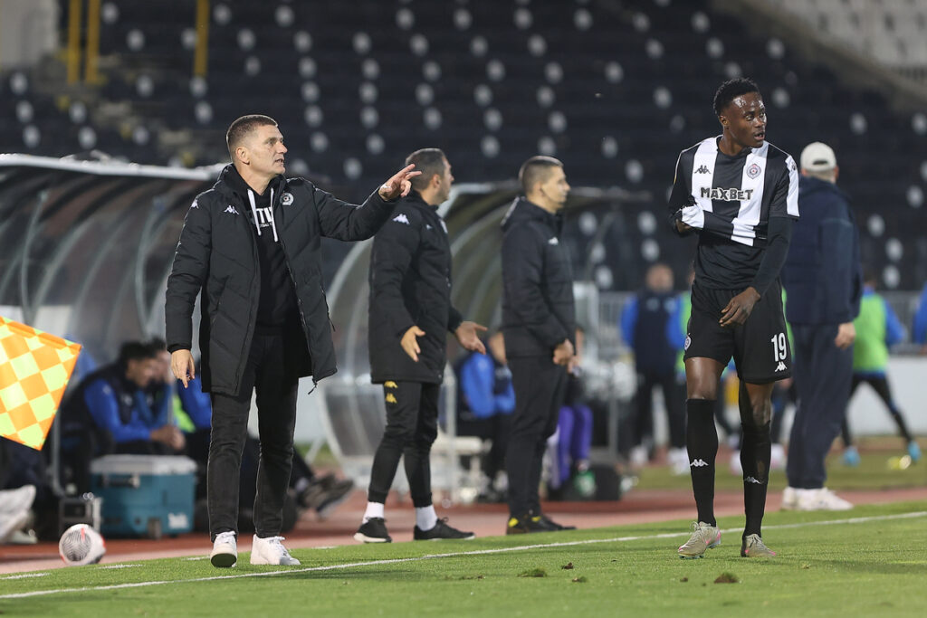 Trener Partizana na utakmici Mocart Superlige protiv Mladosti na stadionu Partizana, Beograd 24.10.2025. godine Foto: Ivica Veselinov / MN PRESS FUDBAL, FOOTBALL, MOZZART SUPERLIGA, PRVENSTVO SRBIJE, NATIONAL CHAMPIONSHIP, PARTIZAN, FK MLADOST LUCANI