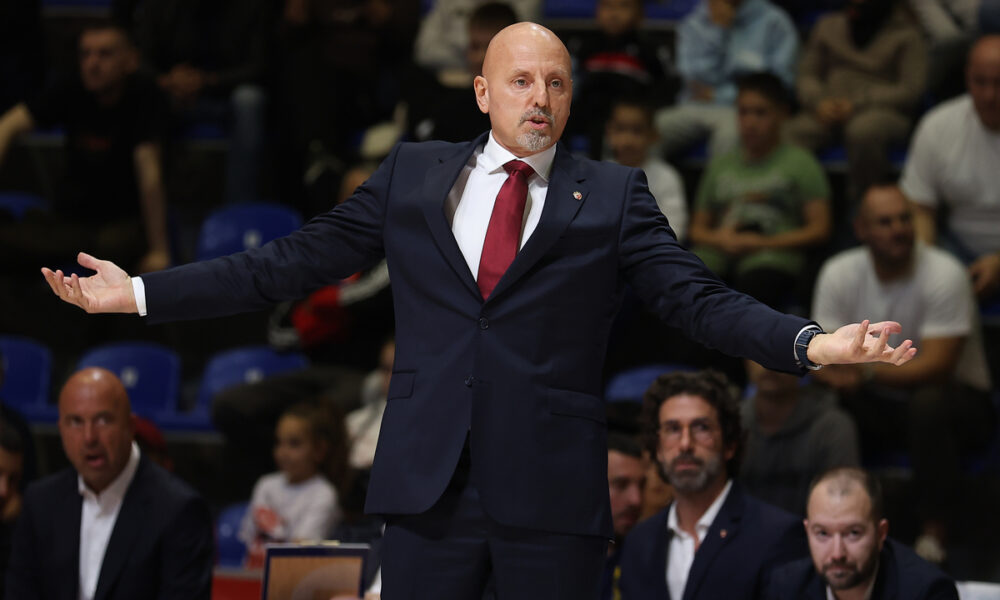 Trener Crvene Zvezde na utakmici ABA lige protiv Mega Superbet u hali Beogradska Arena, Beograd 20.10.2025. godine Foto: Ivica Veselinov / MN PRESS KOSARKA, BASKETBALL, ABA LIGA, ABA LEAGUE, CRVENA ZVEZDA, MEGA SUPERBET, JADRANSKA LIGA, ADRIATIC LEAGUE