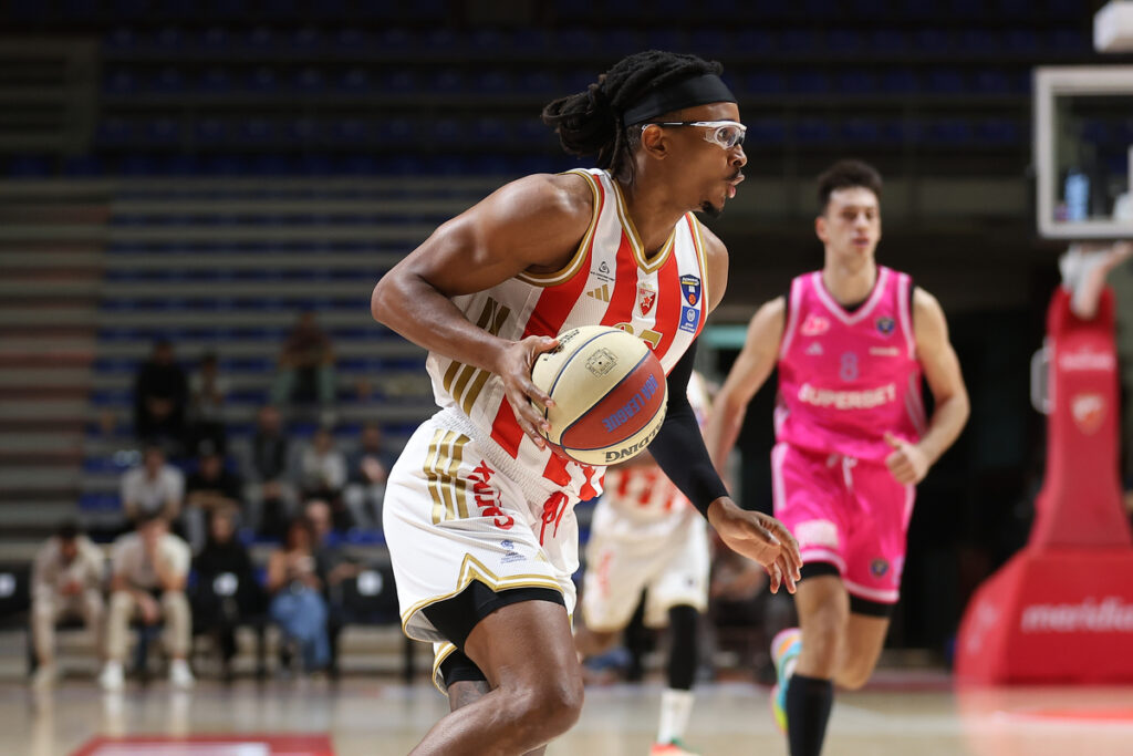 kosarkas Crvene Zvezde na utakmici ABA lige protiv Mega Superbet u hali Beogradska Arena, Beograd 20.10.2025. godine Foto: Ivica Veselinov / MN PRESS KOSARKA, BASKETBALL, ABA LIGA, ABA LEAGUE, CRVENA ZVEZDA, MEGA SUPERBET, JADRANSKA LIGA, ADRIATIC LEAGUE