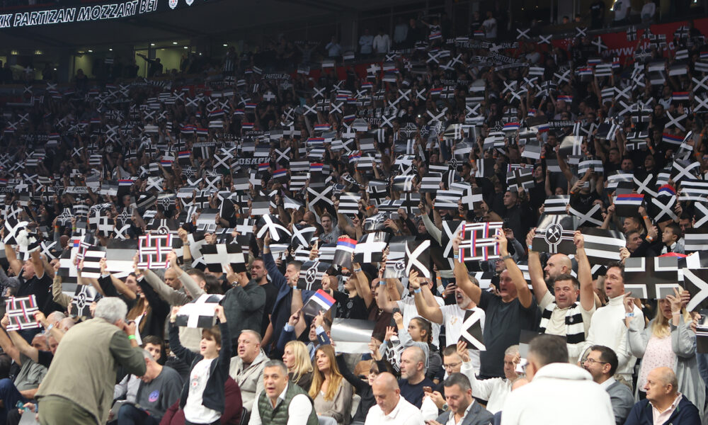 Navijači Partizana na utakmici Evrolige protiv Efesa u hali Beogradska Arena, Beograd 09.10.2025. godine Foto: Ivica Veselinov / MN PRESS KOSARKA, BASKETBALL, EVROLIGA, EUROLEAGUE, PARTIZAN, EFES