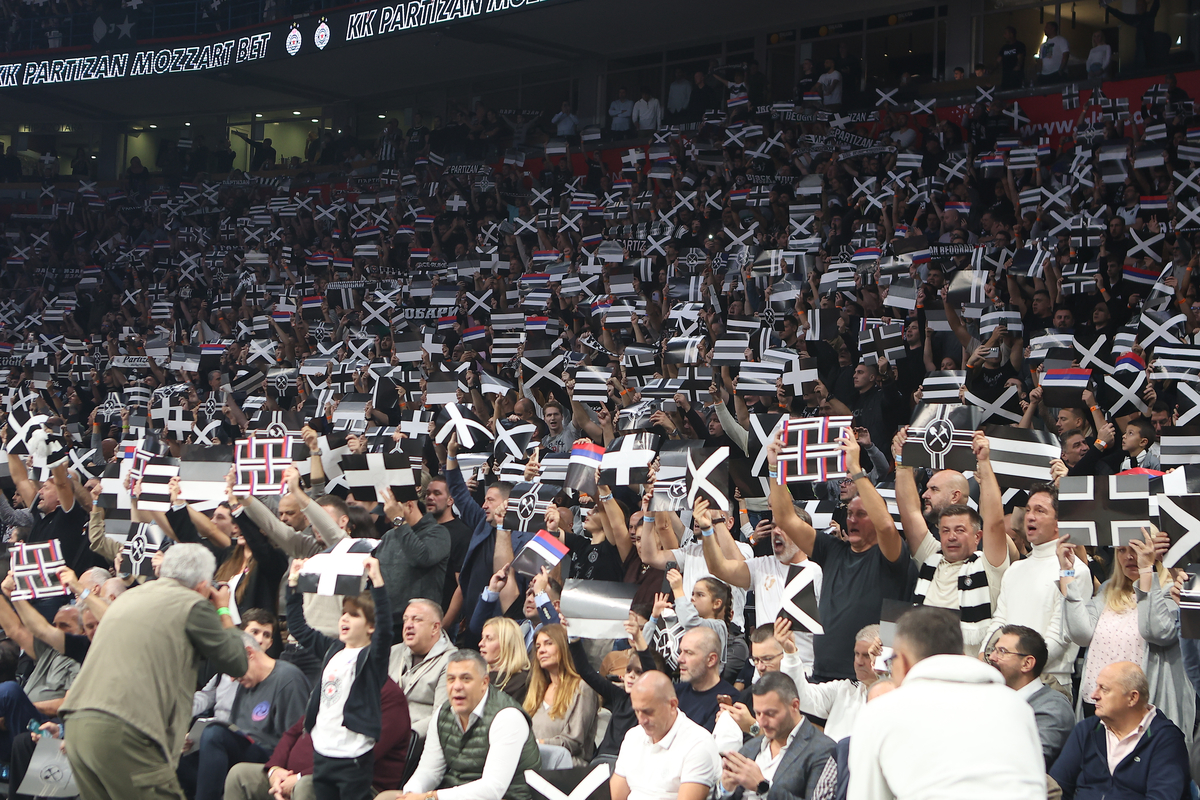 Navijači Partizana na utakmici Evrolige protiv Efesa u hali Beogradska Arena, Beograd 09.10.2025. godine Foto: Ivica Veselinov / MN PRESS KOSARKA, BASKETBALL, EVROLIGA, EUROLEAGUE, PARTIZAN, EFES