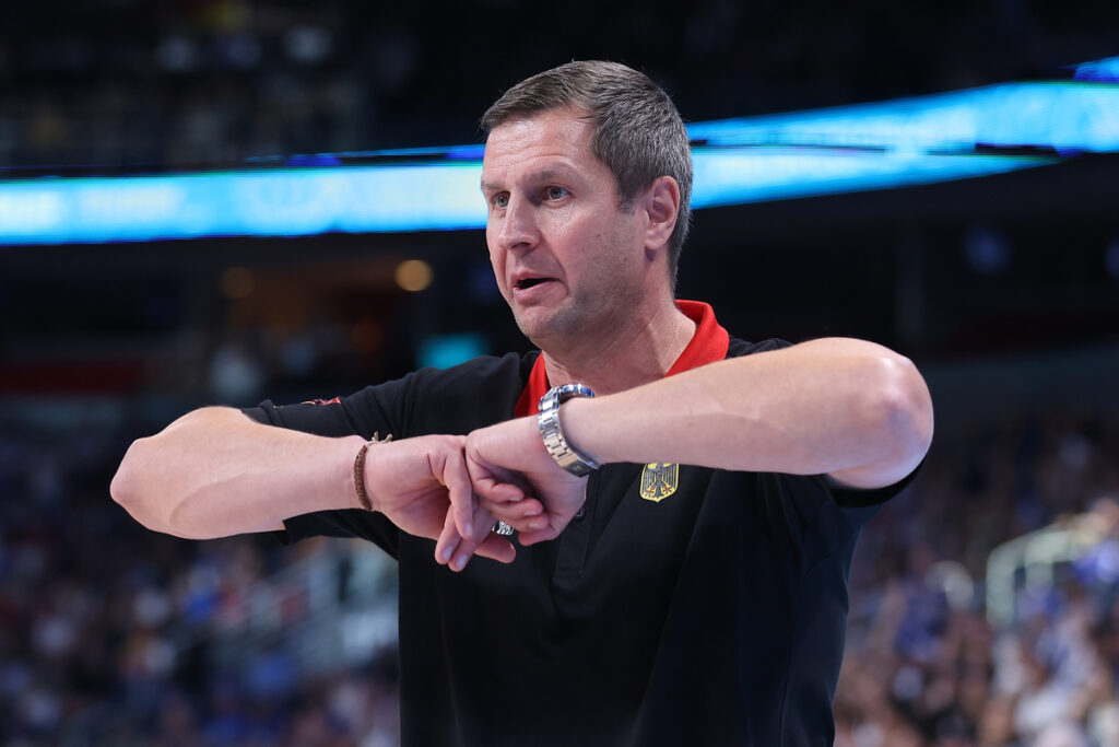 Pomoćni trener reprezentacije Nemacke na utakmici polufinala Evropskog Prvenstva protiv Finske u hali Saomi Arena, Riga 12.09.2025. godine Foto: Ivica Veselinov / MN PRESS KOSARKA, BASKETBALL, GERMANY, FINLAND, NEMACKA, FINSKA, EUROBASKET 2025, XIAOMI ARENA