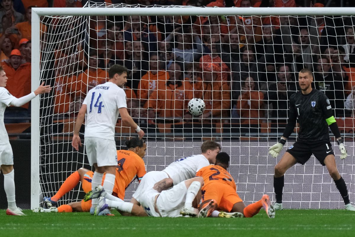 Netherlands' Virgil van Dijk, on the ground at left, scores his side's second goal during a World Cup 2026 group G qualifying soccer match between the Netherlands and Finland in Amsterdam, Sunday, Oct. 12, 2025. (AP Photo/Patrick Post)