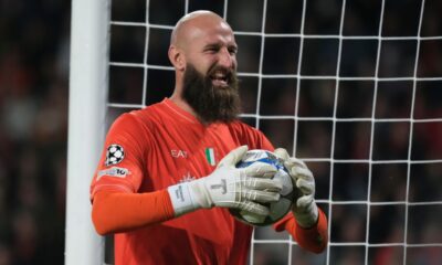 Napoli's goalkeeper Vanja Milinkovic-Savic tries to block the ball during the Champions League opening phase soccer match between PSV and Napoli in Eindhoven, Netherlands,Tuesday, Oct. 21, 2025. (AP Photo/Patrick Post)