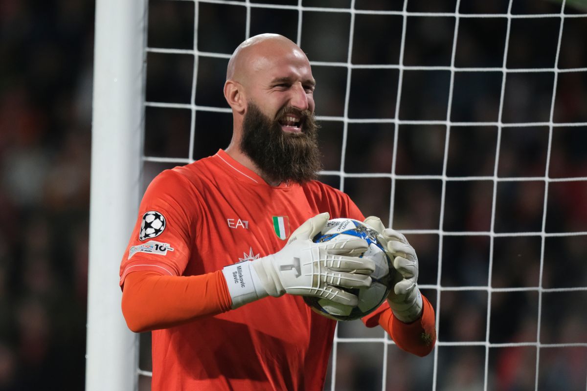 Napoli's goalkeeper Vanja Milinkovic-Savic tries to block the ball during the Champions League opening phase soccer match between PSV and Napoli in Eindhoven, Netherlands,Tuesday, Oct. 21, 2025. (AP Photo/Patrick Post)