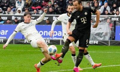 Moenchengladbach's Philipp Sander, left, blocks the shot by Bayern's Harry Kane during the German Bundesliga soccer match between Borussia Moenchengladbach and Bayern Munich in Moenchengladbach, Germany, Saturday, Oct. 25, 2025. (AP Photo/Martin Meissner)