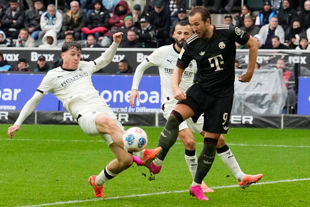Moenchengladbach's Philipp Sander, left, blocks the shot by Bayern's Harry Kane during the German Bundesliga soccer match between Borussia Moenchengladbach and Bayern Munich in Moenchengladbach, Germany, Saturday, Oct. 25, 2025. (AP Photo/Martin Meissner)