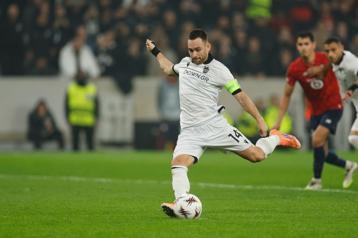 PAOK's Andrija Zivkovic shoots the ball during the Europa League opening phase soccer match between Lille and PAOK in Villeneuve-d'Ascq, outside Lille, France, Thursday, Oct. 23, 2025. (AP Photo/Jean-Francois Badias)