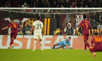 CORRECTS ID TO BERKE ÖZER, NOT MILE SVILAR - Lille goalkeeper Berke Özer saves a penalty kicked by Roma's Artem Dovbyk during the Europa League Europa League soccer match between AS Roma and Lille at the Olympic stadium in Rome, Thursday, Oct. 2, 2025. (AP Photo/Andrew Medichini)
