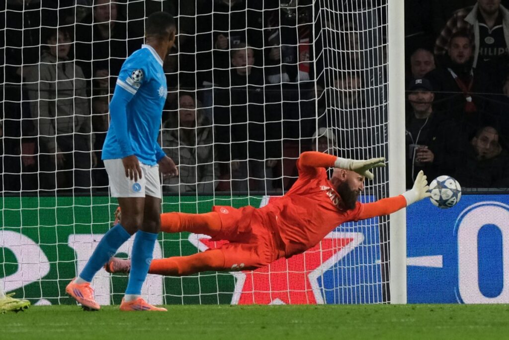 Napoli's goalkeeper Vanja Milinkovic-Savic tries to block the ball during the Champions League opening phase soccer match between PSV and Napoli in Eindhoven, Netherlands,Tuesday, Oct. 21, 2025. (AP Photo/Patrick Post)