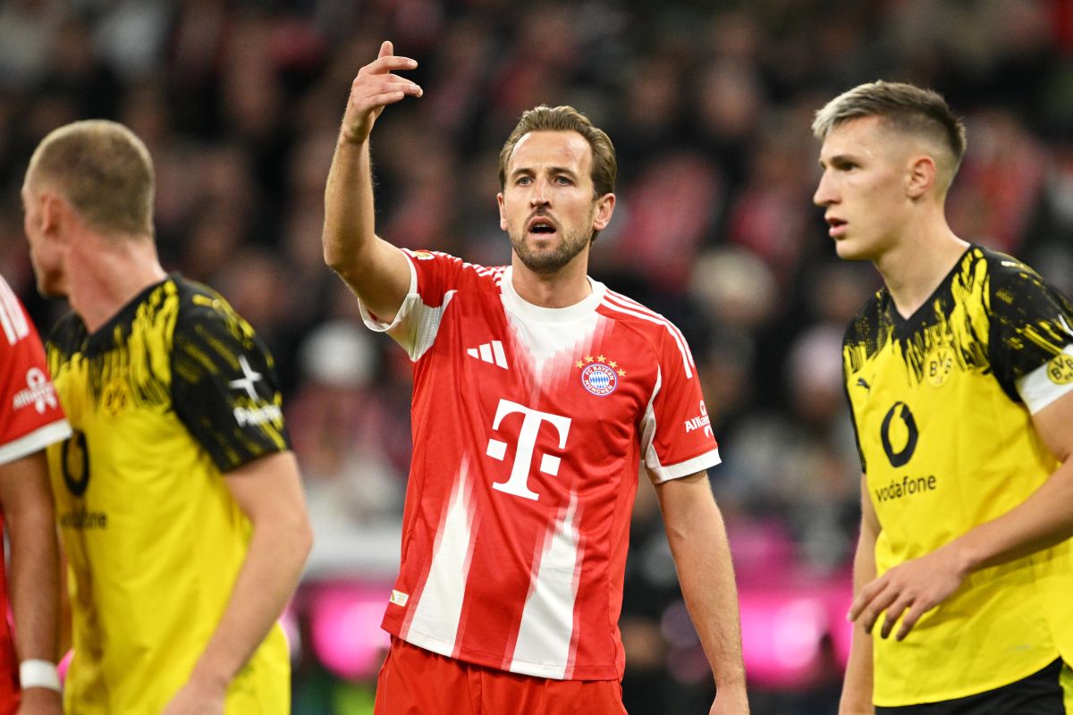 Bayern's Harry Kane, centre, during the Bundesliga soccer match between Bayern Munich and Borussia Dortmund in Munich, Germany, Saturday, Oct. 18, 2025. (AP Photo/Lennart Preiss)