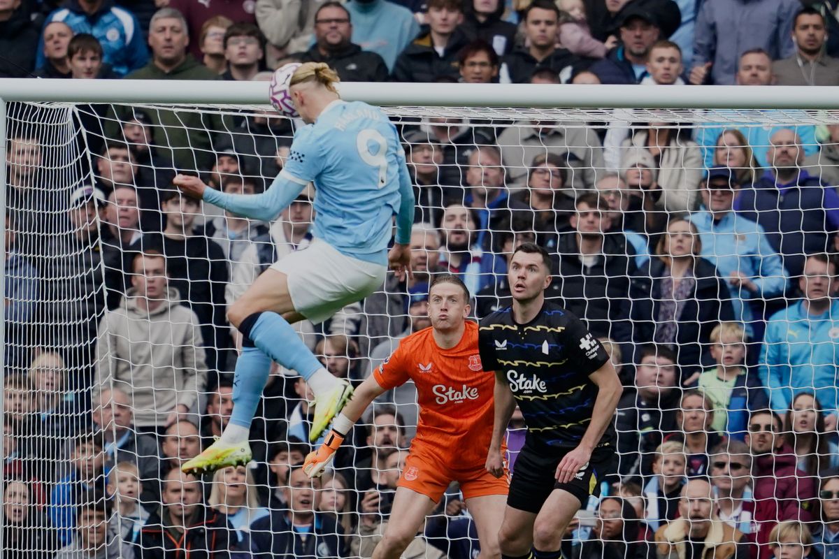 Manchester City's Erling Haaland scores his side's opening goal during the Premier League soccer match between Manchester City and Everton in Manchester, England, Saturday, Oct. 18, 2025. (AP Photo/Dave Thompson)