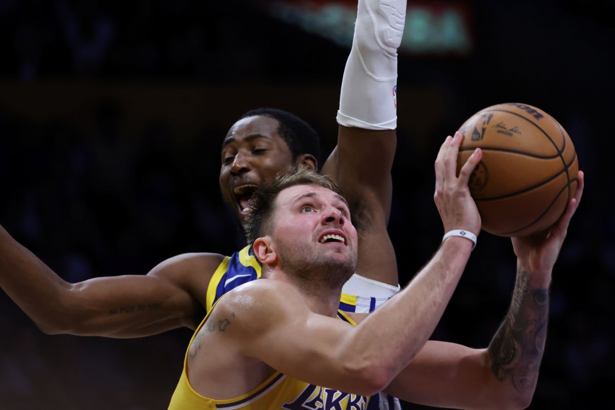 Los Angeles Lakers guard Luka Doncic (77) attempts a shot against the Golden State Warriors during the second half of an NBA basketball game Tuesday, Oct. 21, 2025, in Los Angeles. (AP Photo/Ethan Swope)