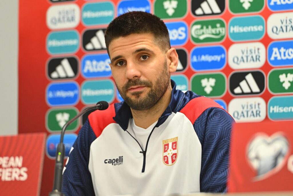 fudbaler reprezentacije Srbije na pres konferenciji pred utakmici kvalifikacija za FIFA Svetsko prvenstvo protiv Andore na stadionu Nou estadi dEnkamp, Andora 13.10.2025. godine Foto: Marko Metlas Fudbal, Reprezentacija, Srbija, Andora, Kvalifikacije za Svetsko prvenstvo