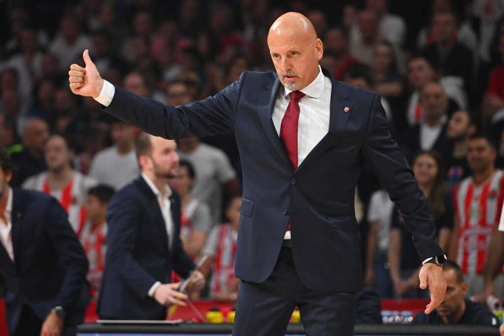 Trener Crvene zvezde na utakmici Evrolige protiv Reala Madrid u hali Beogradska arena, Beograd 17.10.2025. godine Foto: Marko Metlas Kosarka, Crvena zvezda, Evroliga, Real Madrid