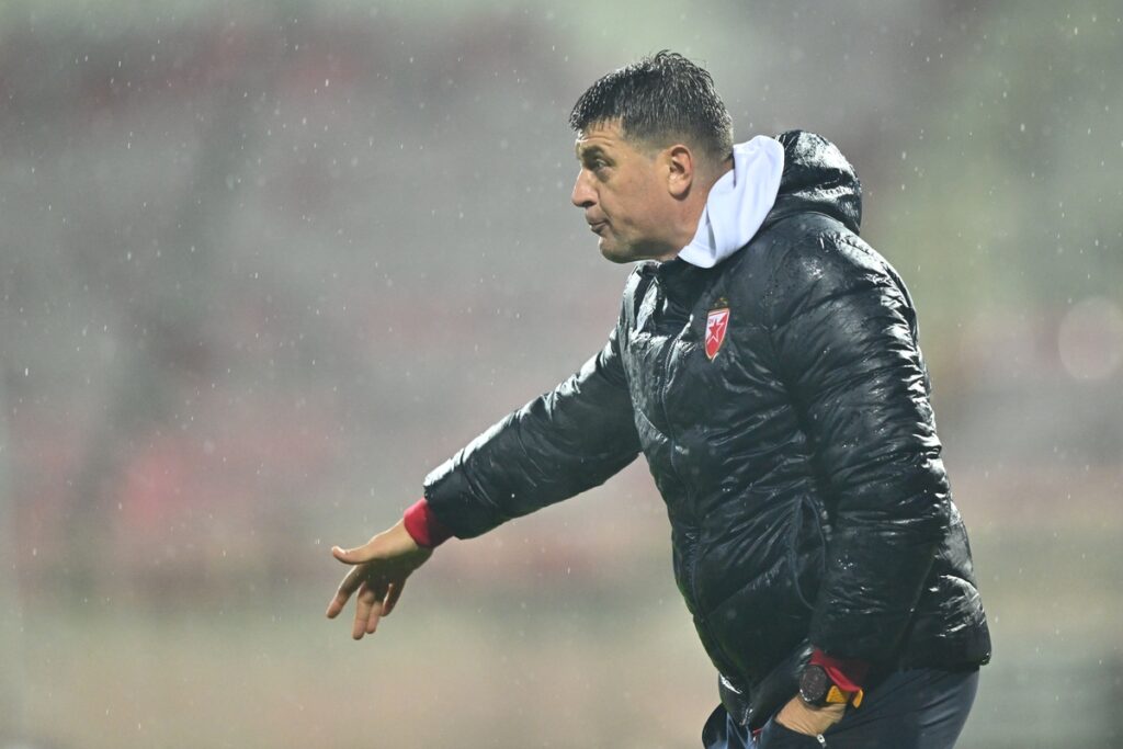 trener Crvene zvezde na utakmici Superlige Prvenstva Srbije protiv Radnickog Nis na stadionu Cair, Nis, 26.10.2025. godine Foto: Mladjan Ivanovic Fudbal, Crvena zvezda, Superliga Prvenstvo Srbije, Radnicki Nis