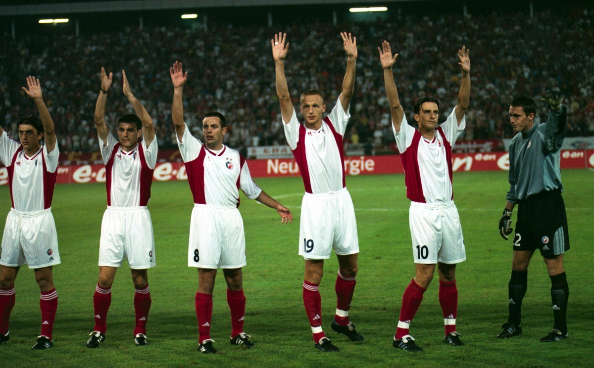 Mihajlo Pjanovic, Branko Jelic, Dejan Ilic, Ivan Vukomanovic, Milenko Acimovic i Vladimir Disljenkovic fudbaleri Crvene zvezde na utakmici kvalifikacija za Ligu sampiona protiv Sebescena iz TSV Bajera 04 iz Leverkuzena 08.08.2001. godine Foto: Marko Metlas