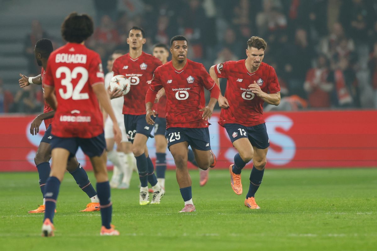 Lille's Hamza Igamane, second from right, celebrates with teammates after scoring his side's second goal during the Europa League opening phase soccer match between Lille and PAOK in Villeneuve-d'Ascq, outside Lille, France, Thursday, Oct. 23, 2025. (AP Photo/Jean-Francois Badias)