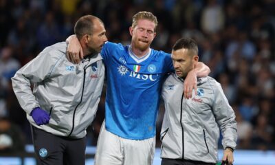 Napoli's Kevin De Bruyne leaves the pitch injured during the Italian Serie A soccer match between Napoli and Inter Milan, in Naples, Italy, Saturday, Oct. 25, 2025. (Alessandro Garofalo/LaPresse via AP)