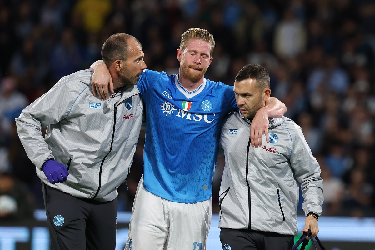 Napoli's Kevin De Bruyne leaves the pitch injured during the Italian Serie A soccer match between Napoli and Inter Milan, in Naples, Italy, Saturday, Oct. 25, 2025. (Alessandro Garofalo/LaPresse via AP)