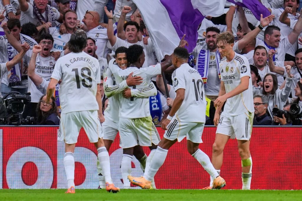 Real Madrid's Jude Bellingham, left, celebrates with teammates after scoring their side's second goal during the Spanish La Liga soccer match between Real Madrid and Barcelona, in Madrid, Sunday, Oct. 26, 2025. (AP Photo/Manu Fernandez)