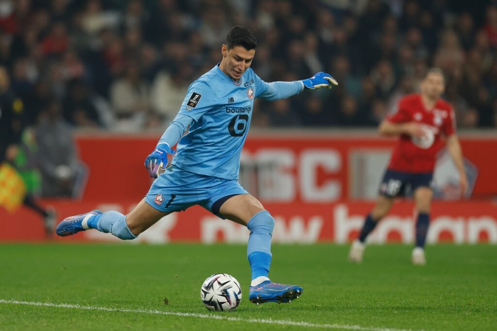 Lille's goalkeeper Berke Ozer shoots the ball during the French League One soccer match between Lille and Paris Saint-Germain at the Stade Pierre-Mauroy in Villeneuve-d'Ascq, outside Lille, France, Sunday, Oct. 5, 2025. (AP Photo/Jean-Francois Badias)