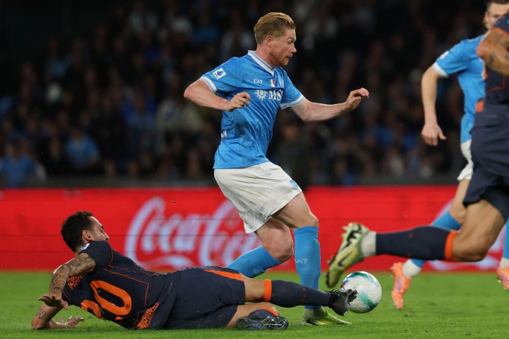 Napoli's Kevin De Bruyne and Inter Milan's Hakan Calhanoglu, bottom, fight for the ball during the Italian Serie A soccer match between Napoli and Inter Milan, in Naples, Italy, Saturday, Oct. 25, 2025. (Alessandro Garofalo/LaPresse via AP)