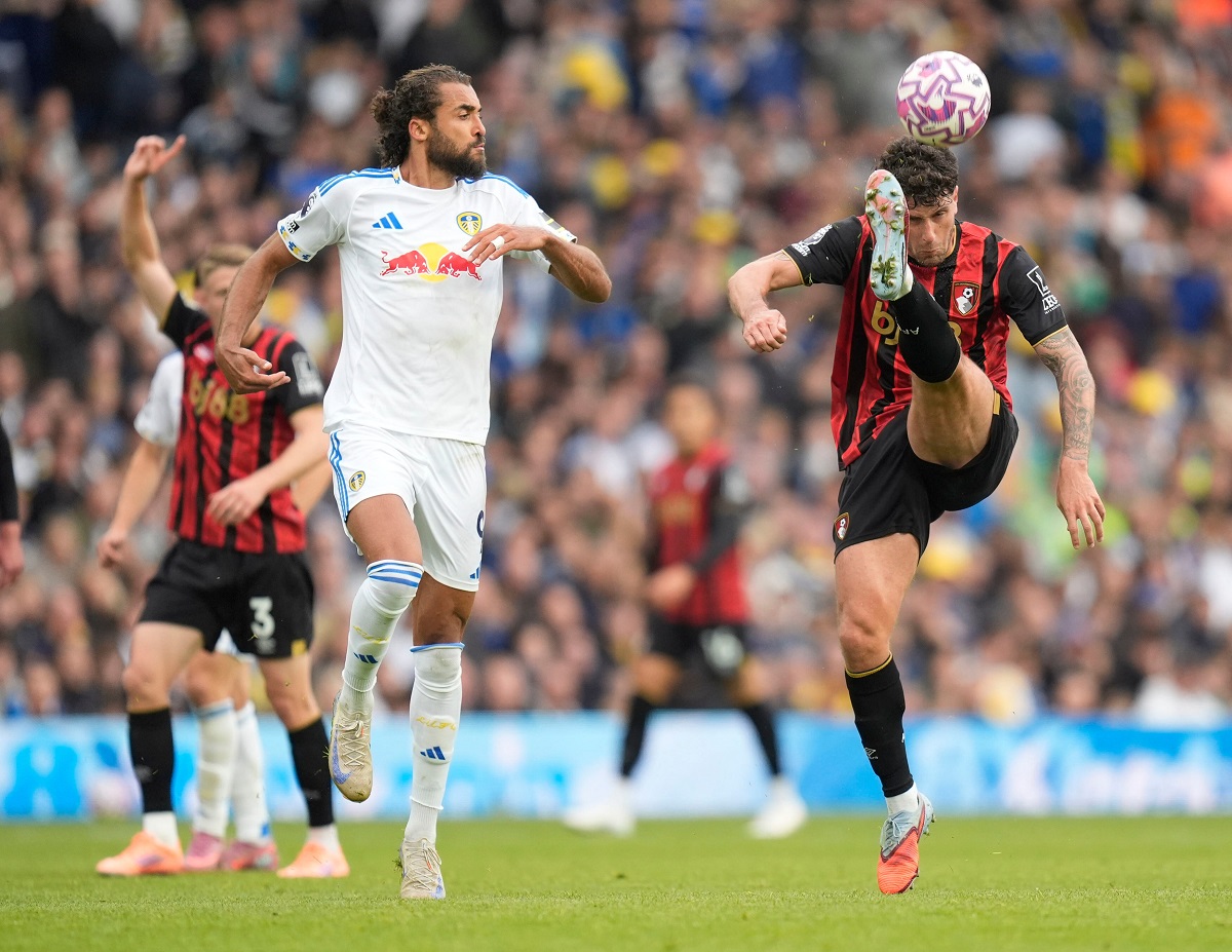 Bournemouth's Marcos Senesi, right, and Leeds United's Dominic Calvert-Lewin vie for the ball, during the English Premier League soccer match between Leeds United and Bournemouth, at Elland Road, in Leeds, England, Saturday, Sept. 27, 2025. (Danny Lawson/PA via AP)