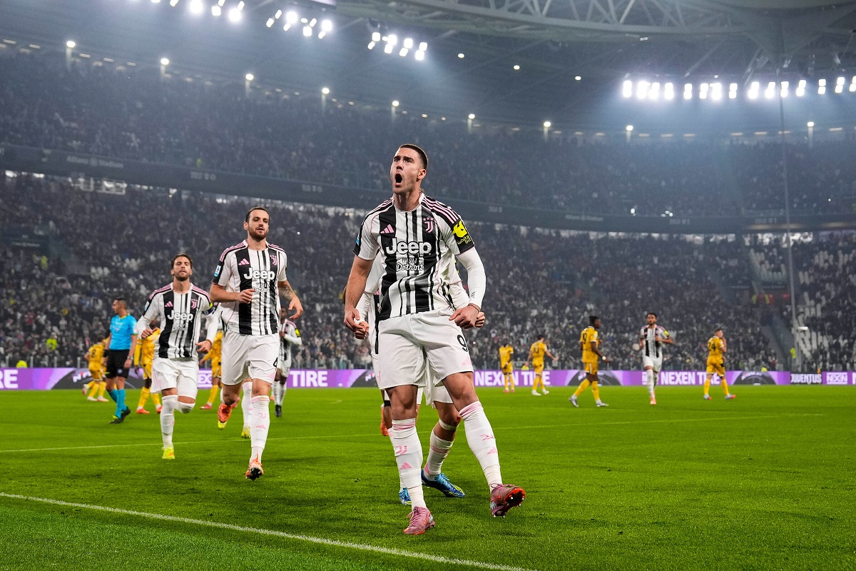 Juventus' Dusan Vlahovic celebrates after scoring their side's first goal of the game during the Serie A soccer match between Juventus Fc and Udinese in Turin, Italy, Wednesday Oct. 29, 2025. (Fabio Ferrari/LaPresse via AP)