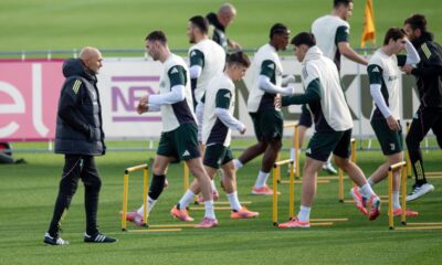 Juventus' head coach Luciano Spalletti, left, attends a training session at Continassa Juventus Training Center in Turin, Italy, Monday Nov. 3, 2025, ahead of the Champions League soccer match between Juventus and Sporting on Tuesday. (Alberto Gandolfo/LaPresse via AP)