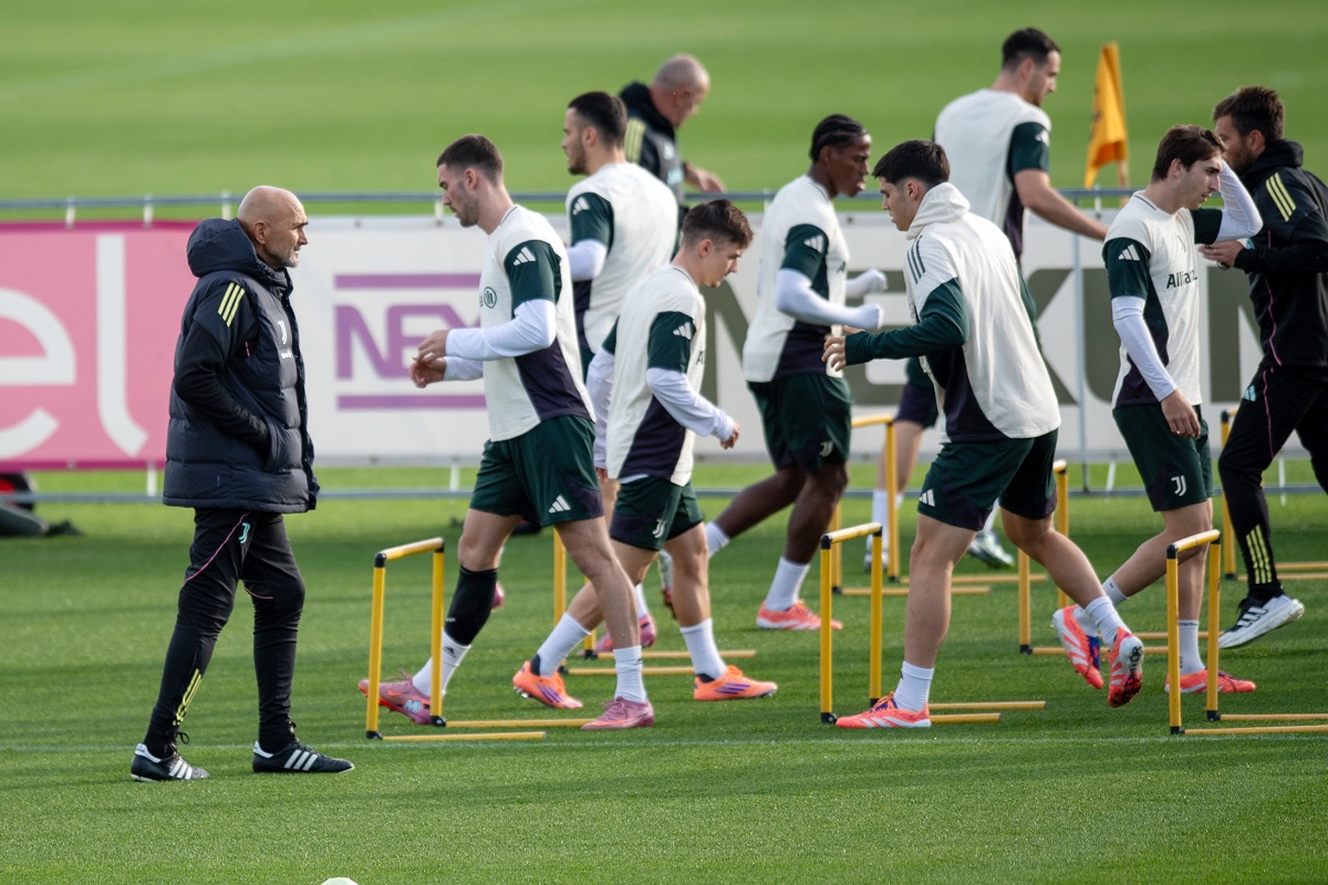 Juventus' head coach Luciano Spalletti, left, attends a training session at Continassa Juventus Training Center in Turin, Italy, Monday Nov. 3, 2025, ahead of the Champions League soccer match between Juventus and Sporting on Tuesday. (Alberto Gandolfo/LaPresse via AP)