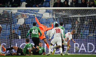 Genoa's Leo Ostigard scores his side's second goal during the Serie A soccer match between Sassuolo and Genoa in Reggio Emilia, Italy, Monday Nov. 3, 2025. (Massimo Paolone/LaPresse via AP)